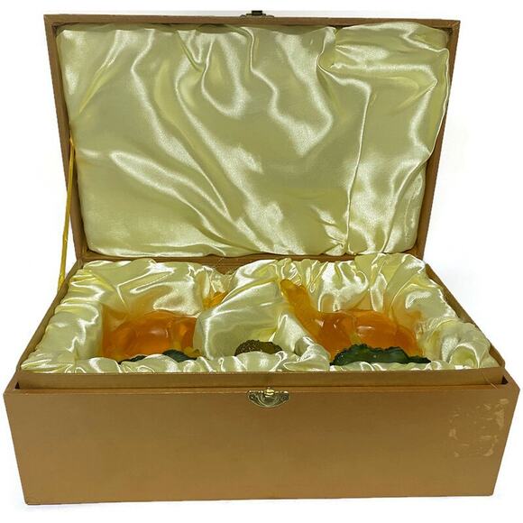 Camel Family Figurines Set of Three Pieces With Storage Box - Picture 6 of 16